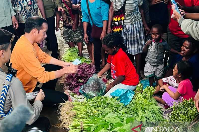 Merakyat, Jokowi Sapa Warga dan Cek Harga Bahan Pokok di Pasar Pharaa