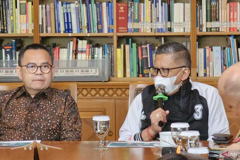 Merenungkan Situasi Krisis, Hasto Berkontemplasi Ketika Habibie Dikepung Tentara Liar