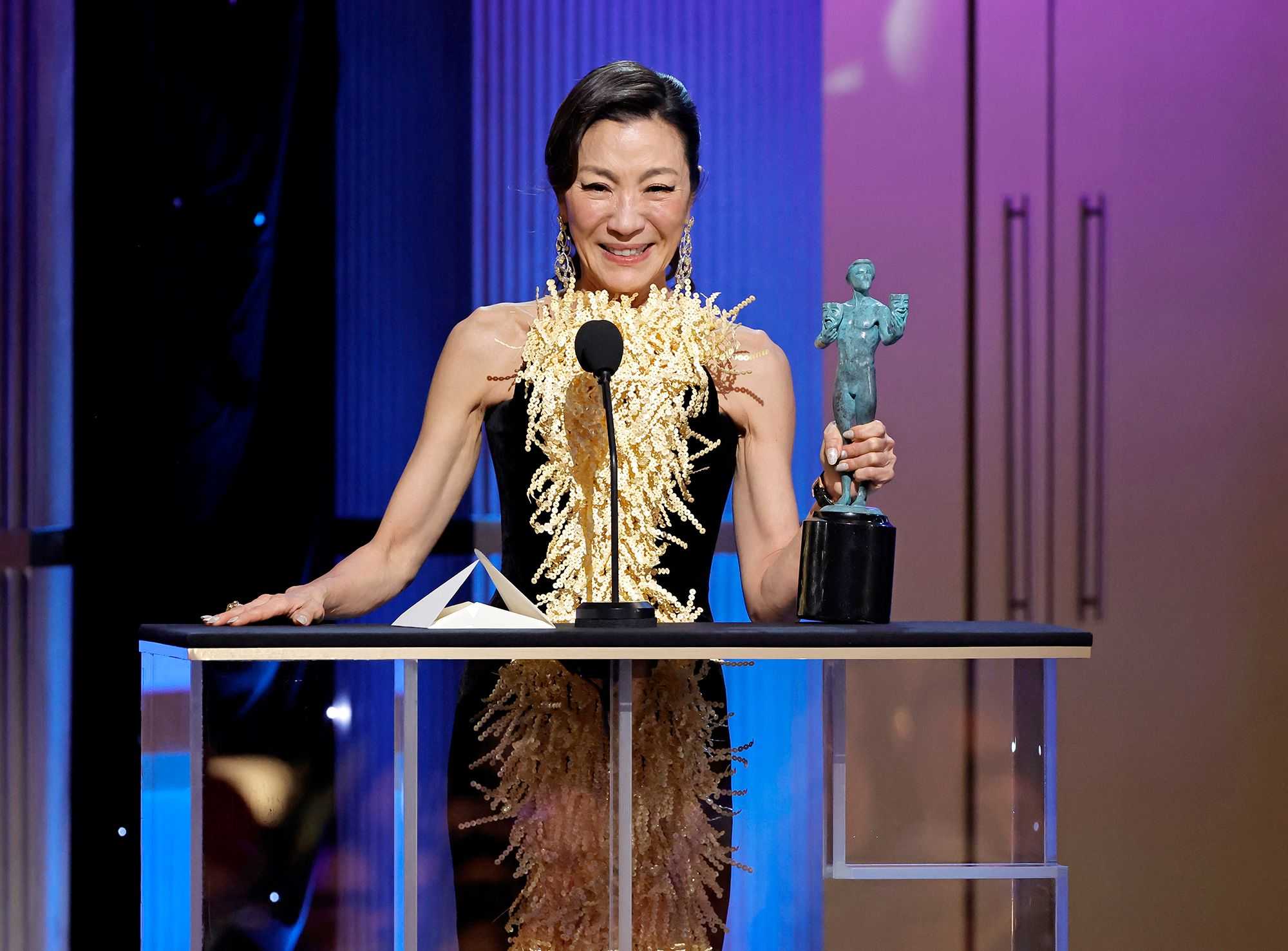 Michelle Yeoh Menangkan Aktris Terbaik Asia Pertama di SAG Awards untuk ‘Everything Everywhere All at Once’