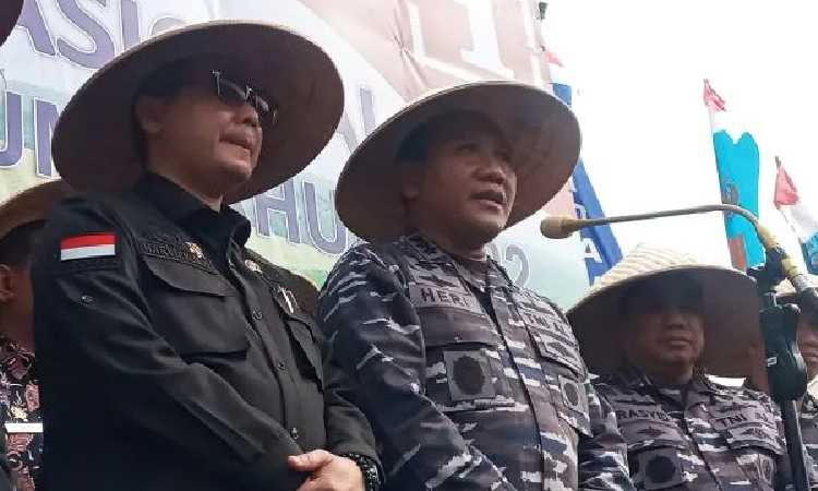 Militer RI Berduka, TNI AL Kibarkan Bendera Setengah Tiang Atas Jatuhnya Pesawat Bonanza