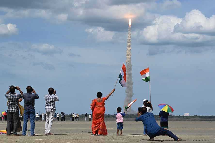 Misi Luar Angkasa India Berhasil Masuki Orbit Bulan
