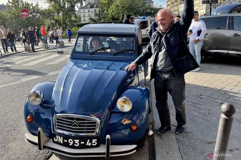 Mobil Klasik Antoine yang Curi Perhatian di Tengah kota Paris