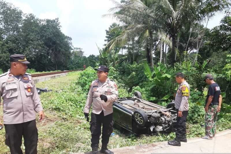 Mobil Pemudik Tertabrak Kereta Api di Serang