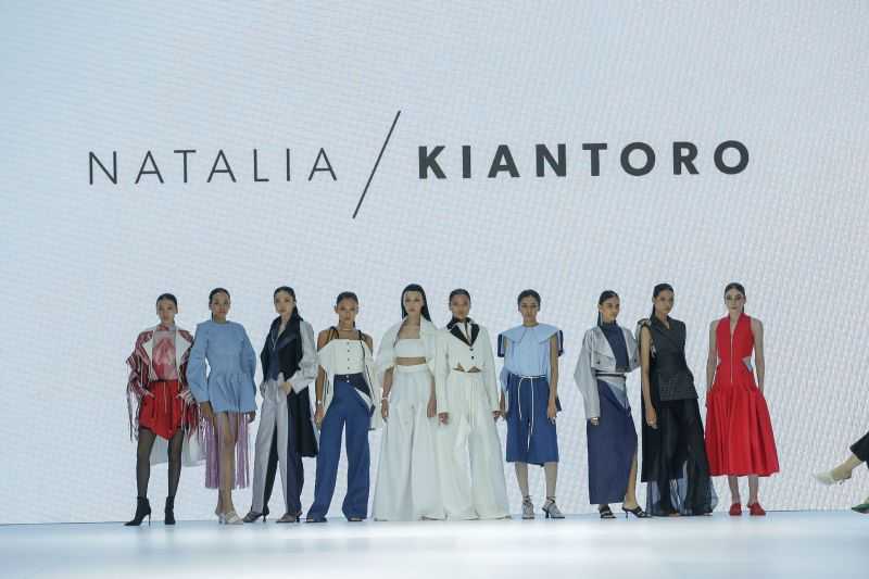 Model-model Terpilih Tampilkan Karya Desainer Lokal di Miracle Runway