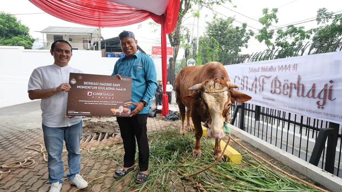 Momen Idul Adha 1444 H, CIMB Niaga Finance Berbagi Dua Ekor Sapi ke Masyarakat Bintaro