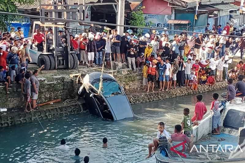 Nahas, Mobil Honda Jazz Terjun ke Laut Saat Melintas di Jembatan Gantung Kota Baubau