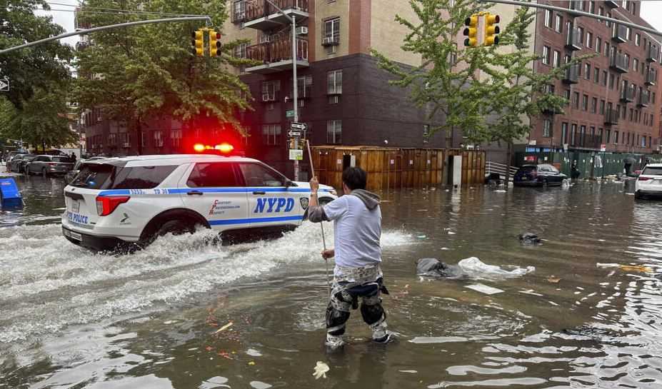 New York Banjir Setelah Hujan Deras, Bandara dan Stasiun Kereta Ditutup