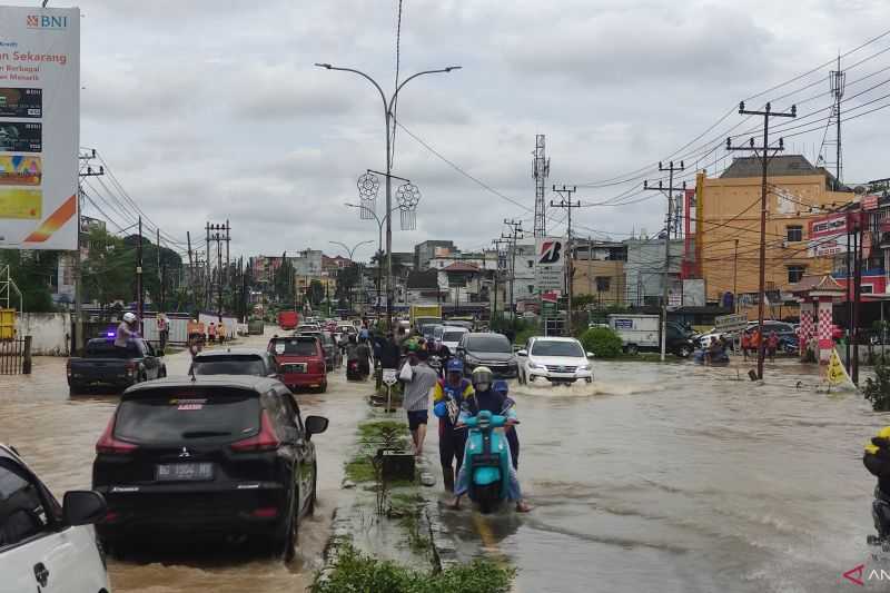 Palembang Kebanjiran, Luapan Air Anak Sungai Musi Bikin Lalu Lintas Macet