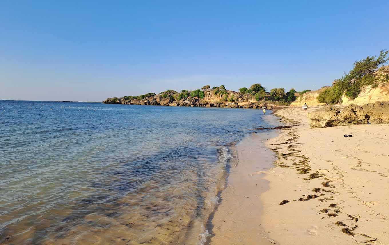 Pantai Raemea, Kombinasi Lautan Biru, Pasir Putih dan Tebing Kapur