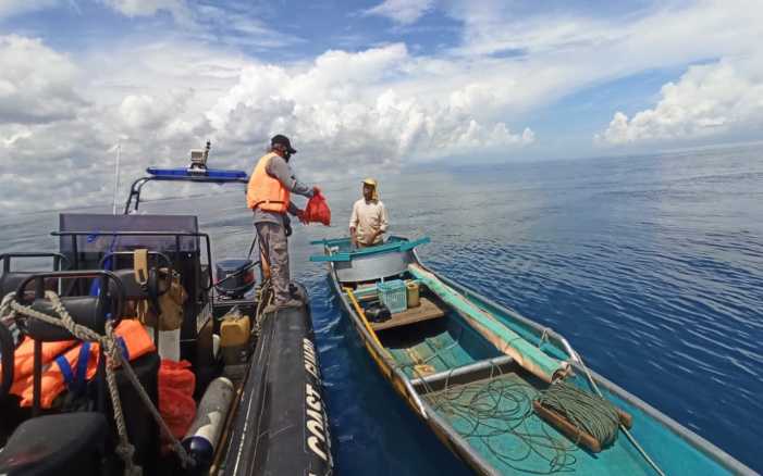 Para Nelayan Kaget Saat Kapal Bakamla Mencegat Mereka di Tengah Lautan, Ternyata Ini yang Terjadi