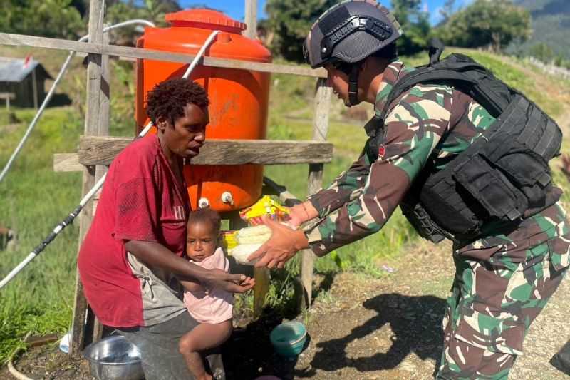 Para Tentara Ini Bagikan Sembako ke Warga di Puncak Jaya