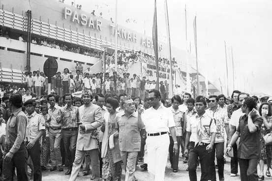 Pasar Tanah Abang Sudah Berusia Ratusan Tahun, Dahulu Dindingnya Hanya Anyaman Bambu! Simak Sejarah Pasar Tanah Abang Berikut Ini!