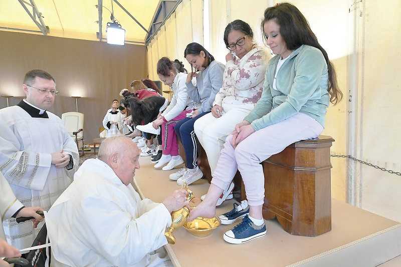 Paus Fransiskus Basuh Kaki 12 Tahanan Wanita pada Perayaan Kamis Putih