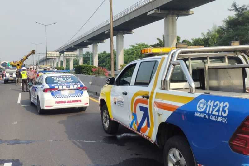 Pecah Ban Jadi Penyebab Kecelakaan di KM 6 B Tol Jakarta-Cikampek