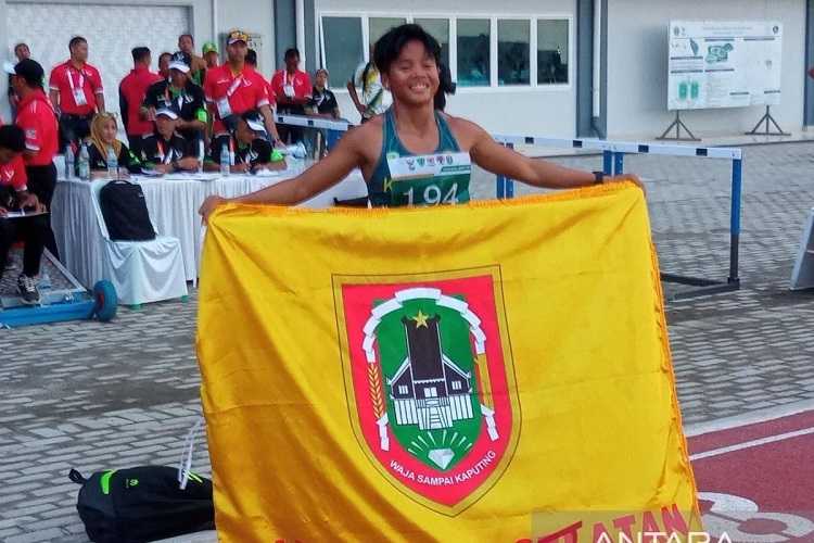 Pelari Putri Dina Aulia Raih Emas Kedua Atletik untuk Kalsel pada PON 2024