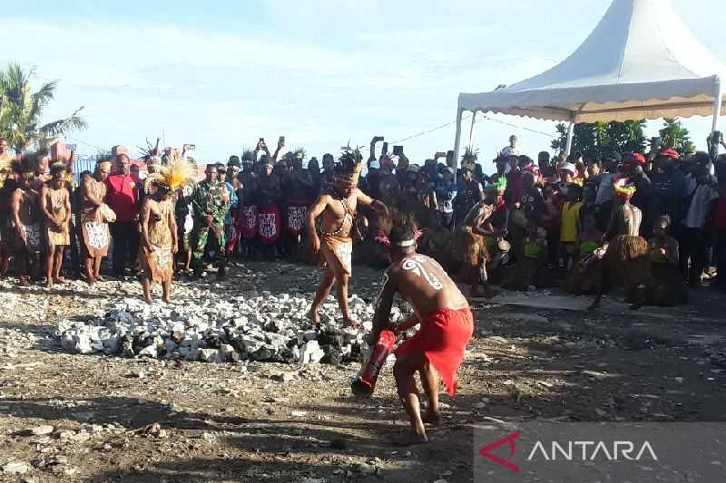 Pelestarian Budaya, Kemenkumham Sebut Atraksi Berjalan di Atas Batu Panas Didaftarkan Hak Cipta