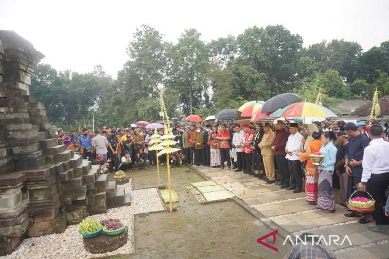 Pelestarian Budaya, Masyarakat Adat Tulungagung Gelar Napak Tilas 'Sradha Agung' Gayatri