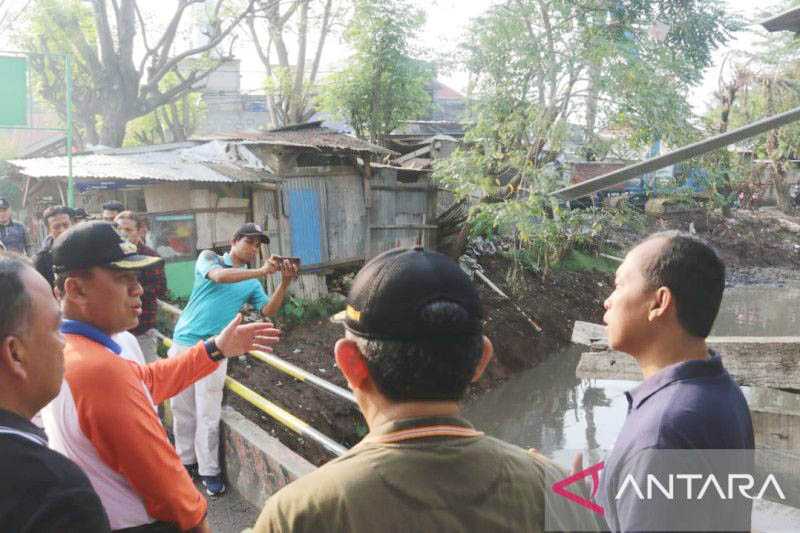 Pemkot Jakbar Bersihkan Kali di Kedoya Selatan untuk Cegah Banjir