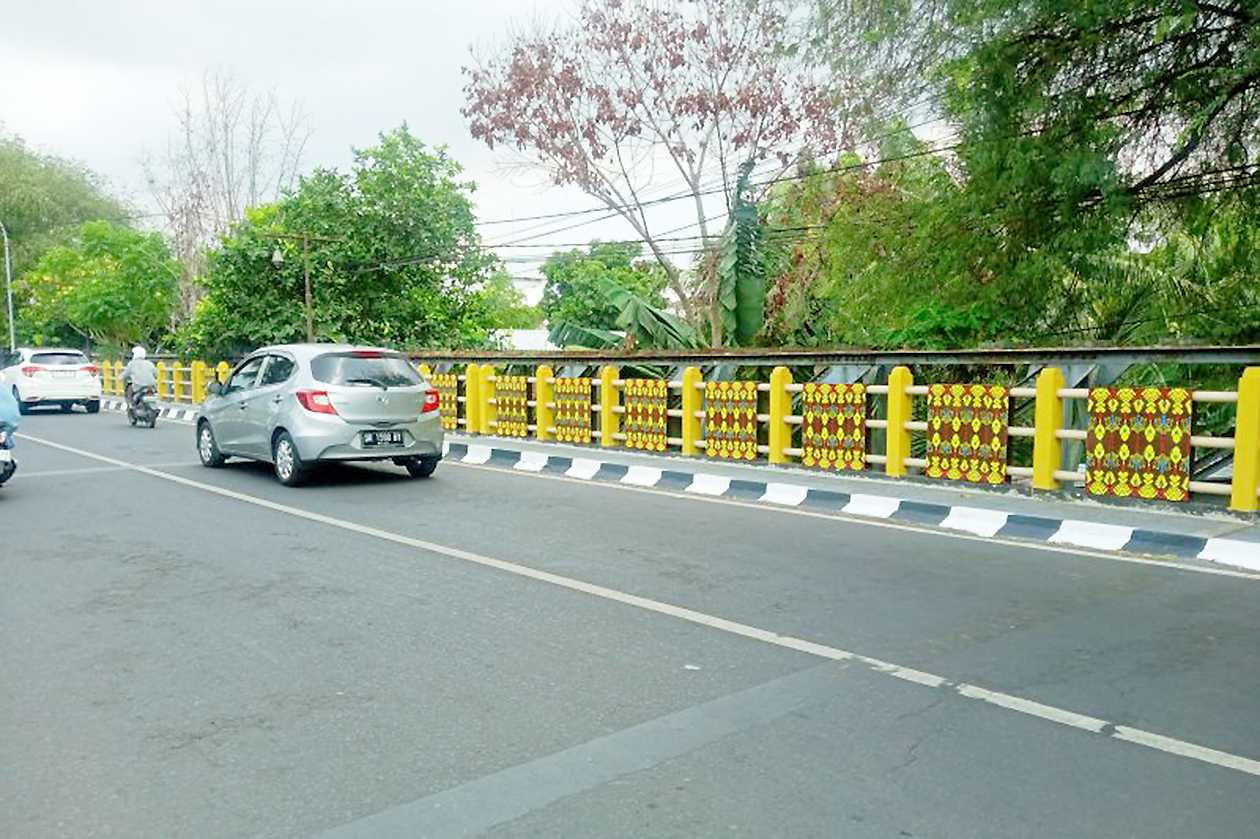 Pemkot Mataram Cat Jembatan Bermotif Batik 'Sasambo'