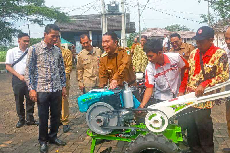 Pemprov Banten Beri 210 Traktor Tangan Kepada Petani