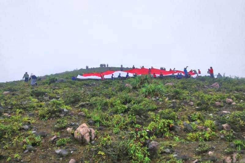 Pendaki Kibarkan Bendera Raksasa di Bukit Kaba