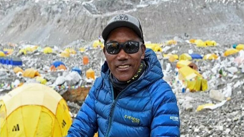 Pendaki Nepal Buat Rekor Dunia dengan 26 Kali Panjat Gunung Everest