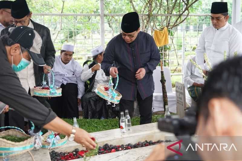 Pengurus DPP PDIP Ziarah ke Makam Fatmawati dan Peringati Hari Lahir Taufiq Kiemas