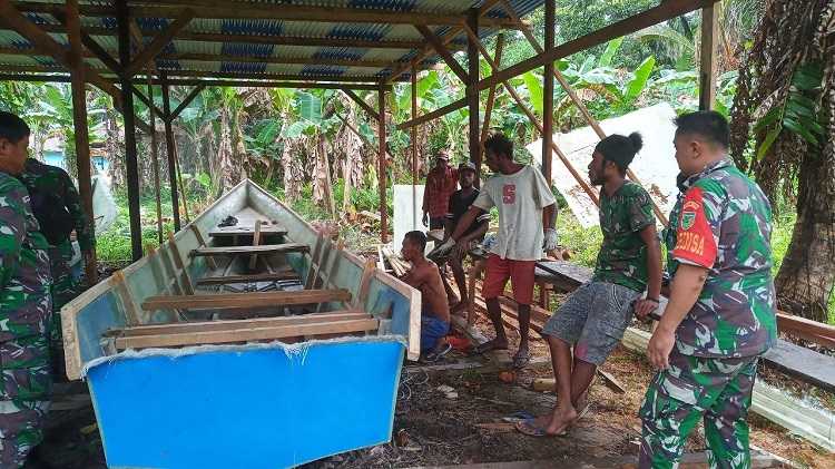 Penuh Keakraban, Babinsa di Mimika Lakukan Komsos Bersama Pembuat Perahu Tradisional