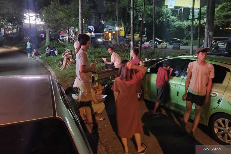 Penuh Perjuangan, Warga Rela Tunggu One Way Selama 8 Jam untuk Liburan Lebaran ke Puncak