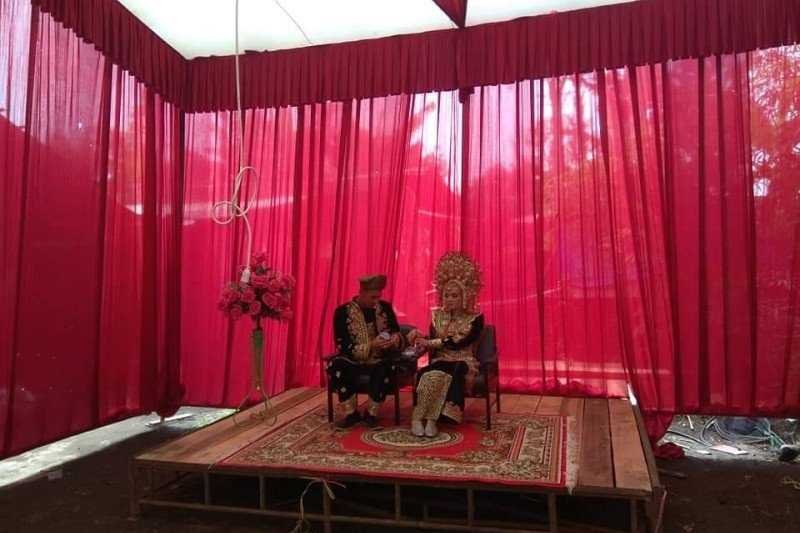 Penyedia Tenda Tidak Profesional, Sepasang Pengantin di Agam Menikah Tanpa Pelaminan