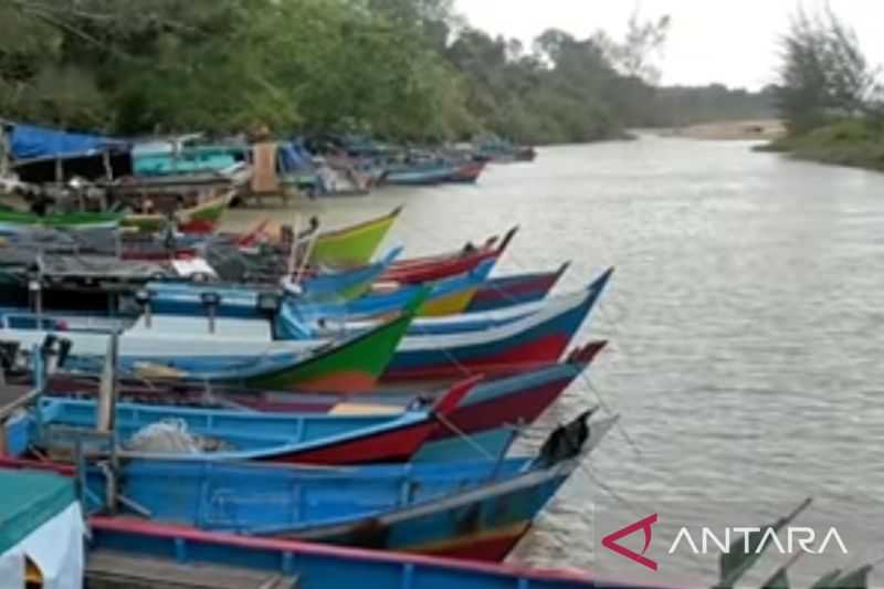 Perbaiki Fasilitas Umum, Pemkab Bangka Tengah Keruk Alur Masuk Dermaga Nelayan