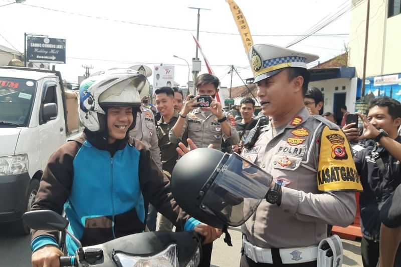 Perlu Ditiru di Daerah Lain, Polisi Tasikmalaya Bagikan Helm Gratis untuk Keselamatan Berkendara