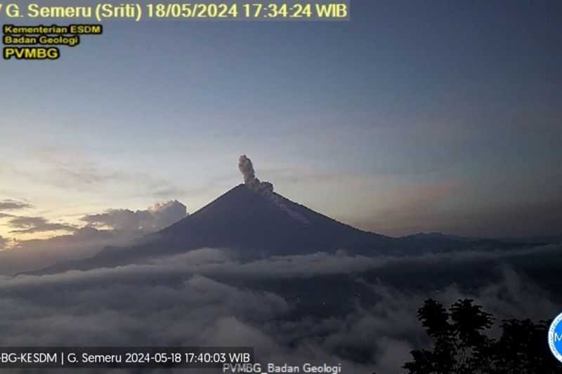 Petugas Pos Pengamatan: Gunung Semeru Erupsi Disertai Luncuran Awan Panas Sejauh 3 Km