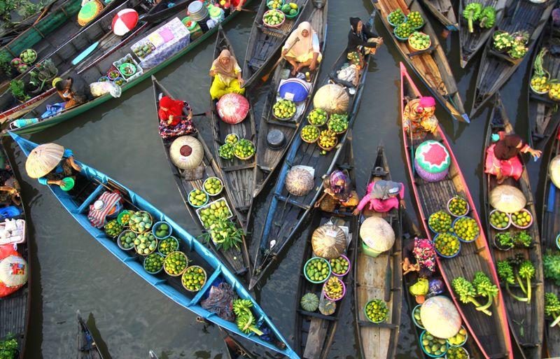 Banjarmasin dengan Pasar Apung dan Kain Mujarab