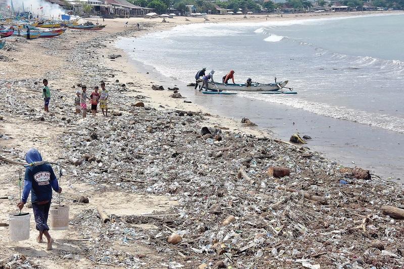 PANTAI TERCEMAR SAMPAH