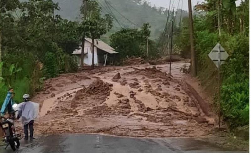 Akses Bandung ke Garut Via Cijapati Tertutup Longsor