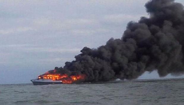 Kapal Penumpang Terbakar di Laut Jawa