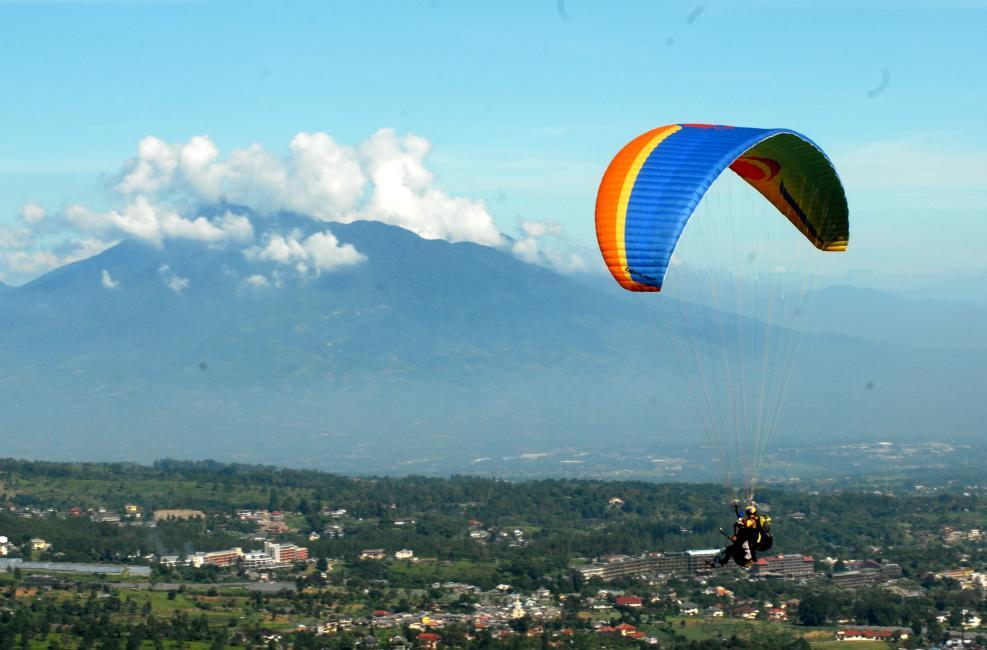 Wisata Paralayang Gantole Puncak Bogor