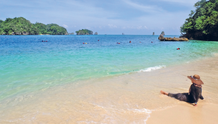 Menikmati Pesona Pantai Tiga Warna