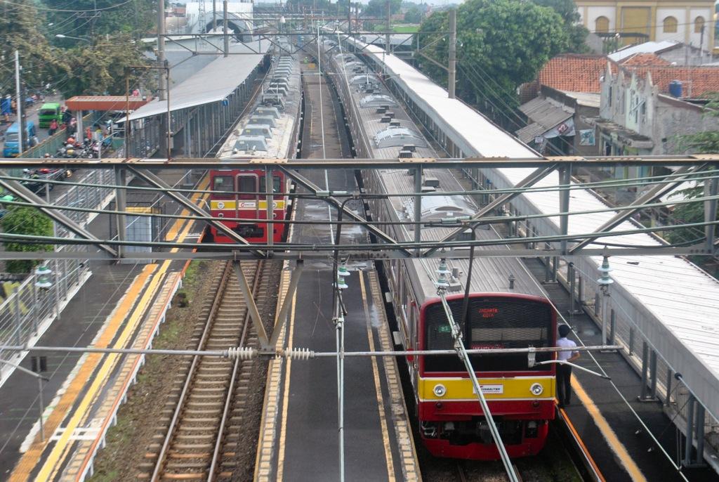 Lalu Lintas Arah Senayan Lumpuh, Penumpang KRL Naik 300 Persen