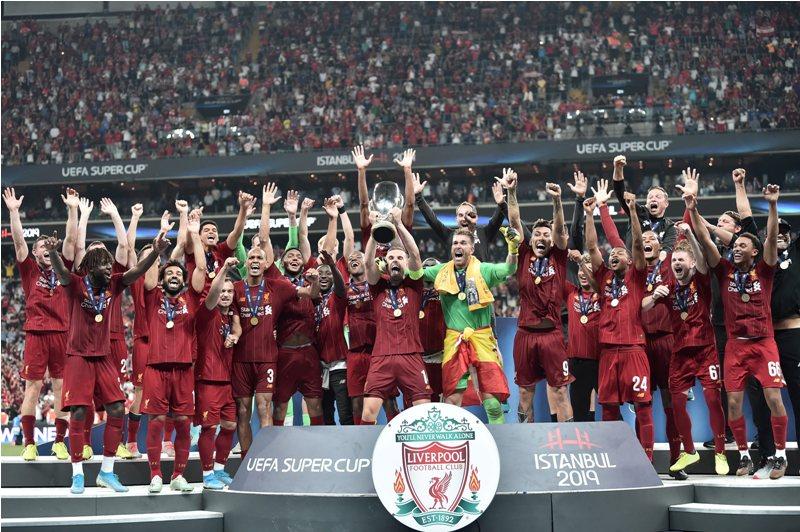 Liverpool Rebut Trofi Piala Super