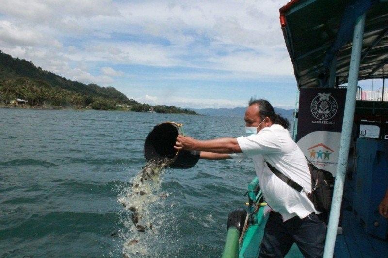 RSI Tebar Benih Ikan Nila di Danau Toba