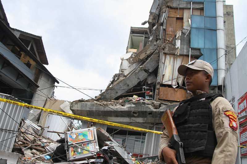 Pelapukan Penahan Air Hujan Penyebab Gedung Ambruk