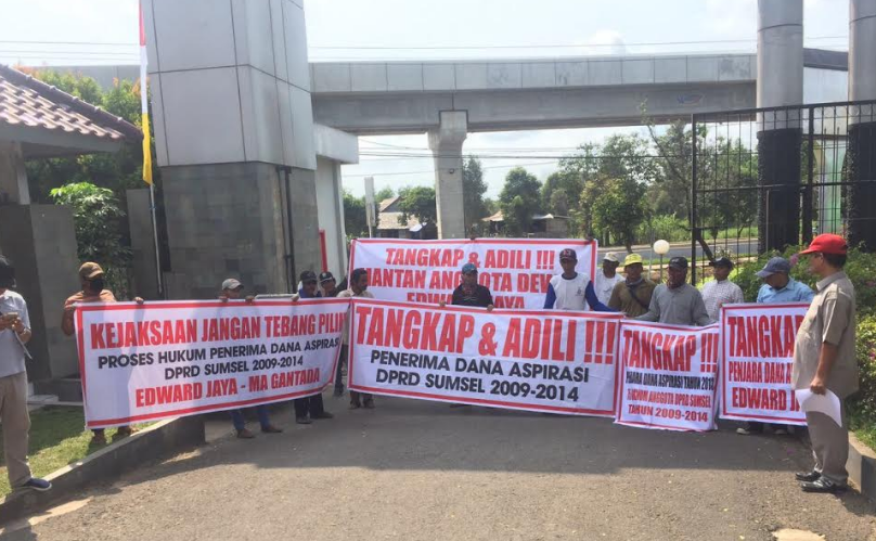 Massa Tuntut Aparat Usut Korupsi Dana Aspirasi DPRD Sumsel