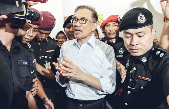 Anwar Ibrahim Dilarikan ke Rumah Sakit