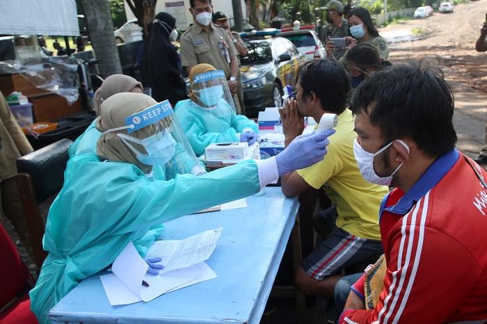 Tak Bawa Masker, Warga Semarang Disanksi Bersihkan Makam