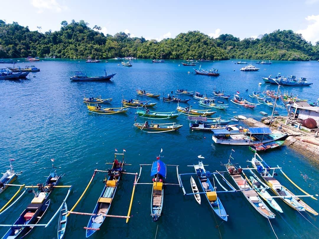 Deretan Perahu Nelayan dan Cagar Alam 