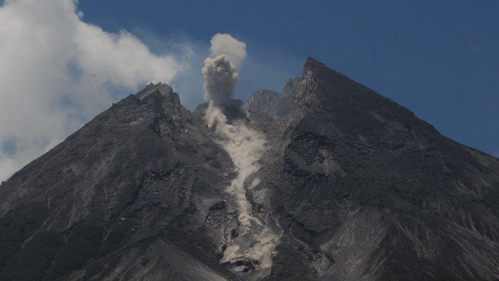 Merapi Luncurkan Awan Panas ke Arah Kali Gendol