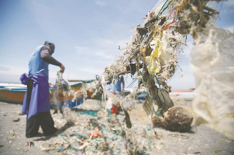 SAMPAH DI JARING NELAYAN