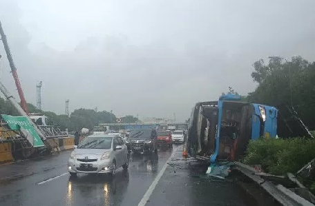 Bus Damri Bekasi-Soeta Kecelakaan di Tol Sedyatmo Arah Bandara